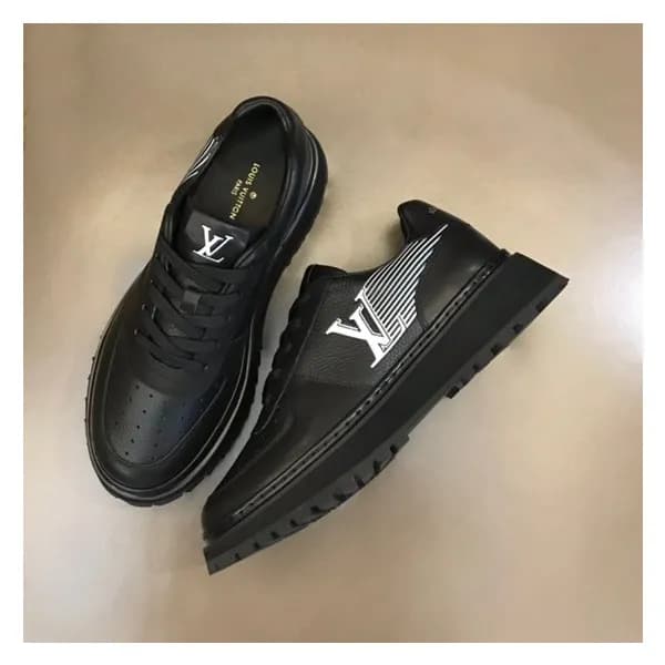 루이비통 남성 블랙 스니커즈 - Louis vuitton Mens Black Sneaker… - 1