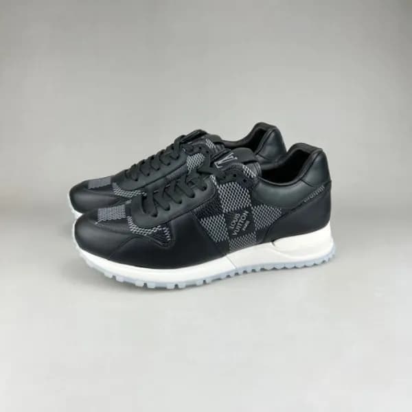루이비통 남성 블랙 스니커즈 - Louis vuitton Mens Black Sneaker… - 1