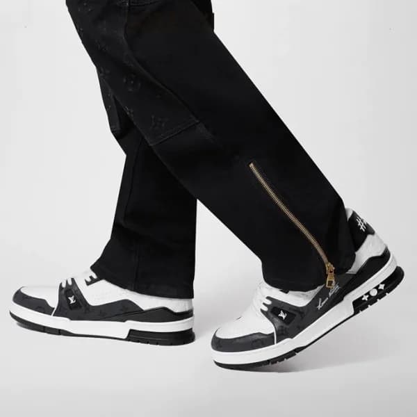 루이비통 남성 블랙 스니커즈 - Louis vuitton Mens Black Sneaker… - 1