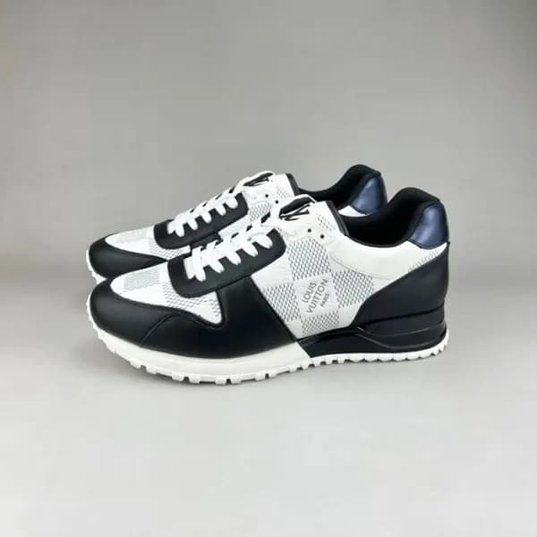 루이비통 남성 블랙 스니커즈 - Louis vuitton Mens Black Sneaker… - 1