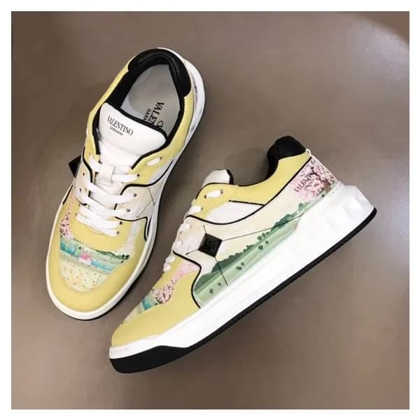 발렌티노 남/녀 스터드 옐로우 스니커즈 - Unisex Yellow Sneakers - v… - 1