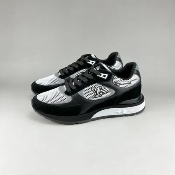 루이비통 남성 블랙 스니커즈 - Louis vuitton Mens Black Sneaker… - 1