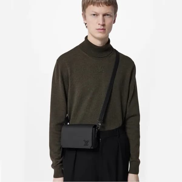 루이비통 남성 블랙 플랩백 - Louis vuitton Mens Black Flap Bag… - 1