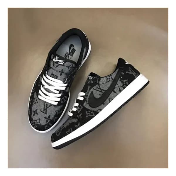 루이비통 남성 블랙 스니커즈 - Louis vuitton Mens Black Sneaker… - 1
