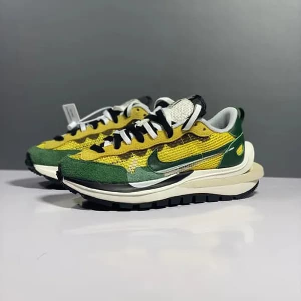 나이키 남/녀 그린 사카이 와플 - Nike Unisex Green Sacai VaporW… - 1