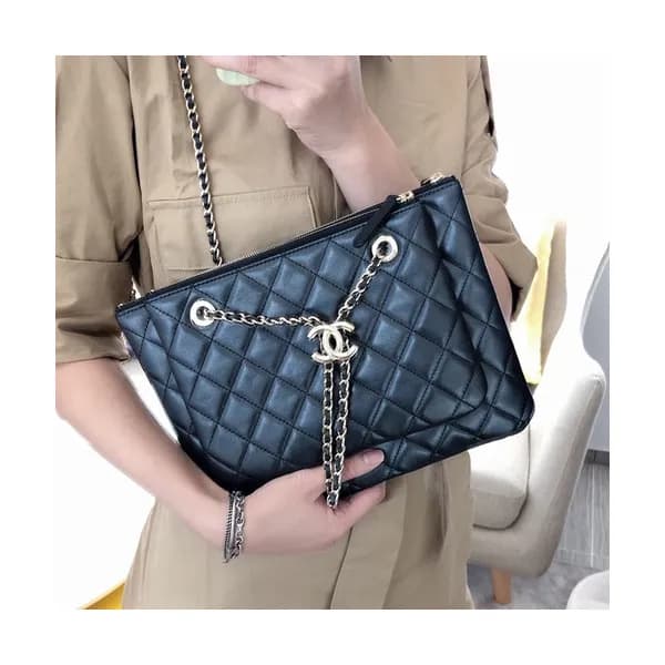 Chanel 2019 Leather Chain Shoulder Cross Bag / Clu… - 1