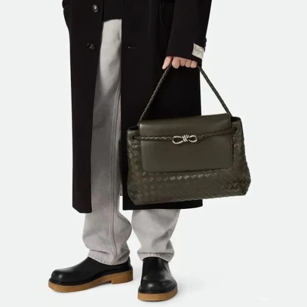 보테가베네타 남성 미디움 안디아모 백 - Bottega veneta Mens Andiamo… - 1
