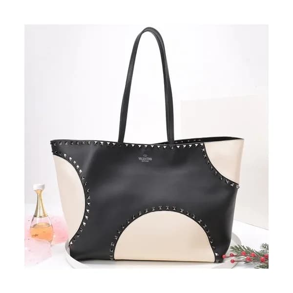 [활용성 대박!!] Valentino 2019 Leather Rockstud Tote Sh… - 1