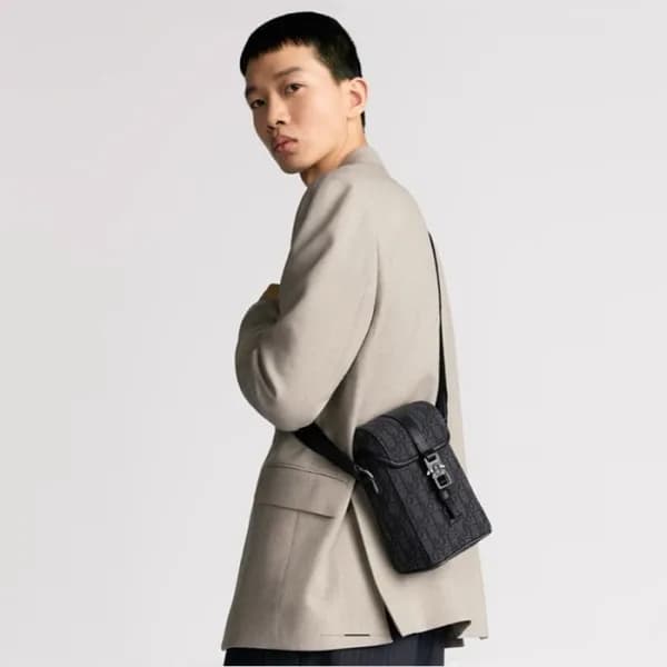 매장판 디올 남성 힛 더 로드 미니 플랩 버티컬 스트랩백 - Dior Mens Hit th… - 1