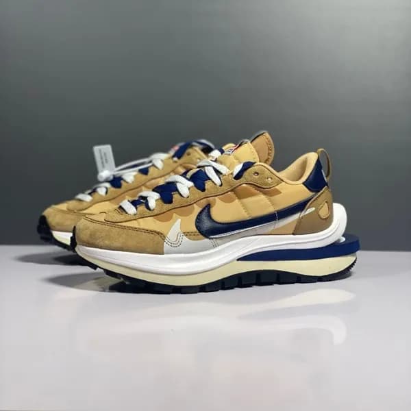 나이키 남/녀 카멜 사카이 와플 - Nike Unisex Camel Sacai VaporW… - 1