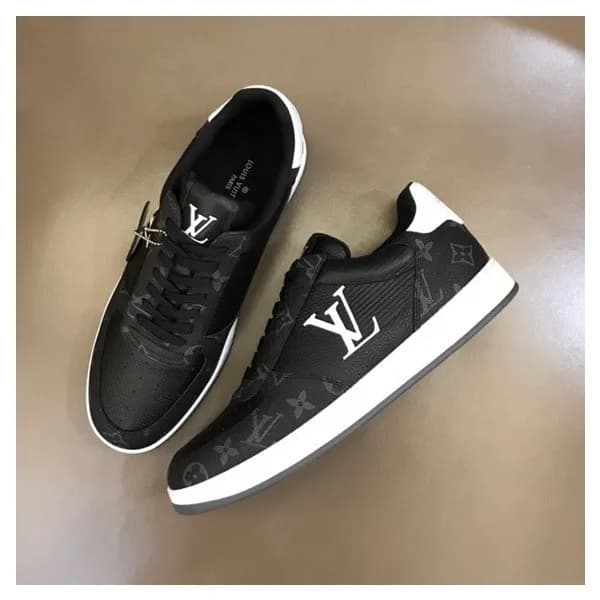 루이비통 남성 블랙 스니커즈 - Louis vuitton Mens Black Sneaker… - 1