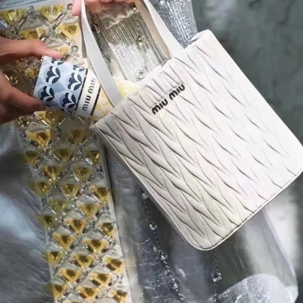 미우미우 여성 화이트 핸드백 - Miumiu Womens White Hand Bag - m… - 1