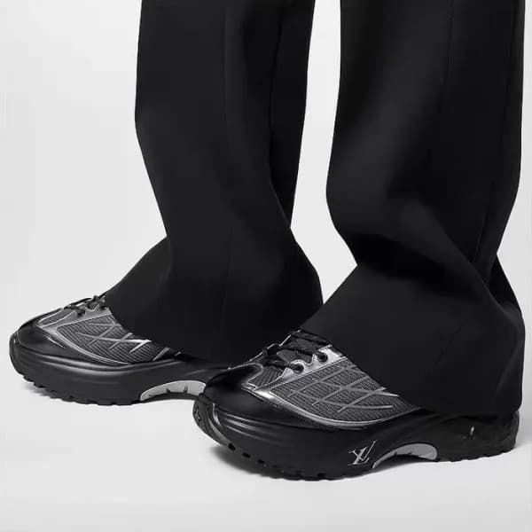 루이비통 남성 블랙 스니커즈 - Louis vuitton Mens Black Sneaker… - 1