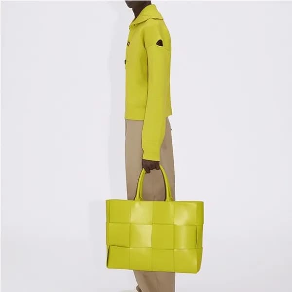 보테가베네타 남성 네온 토트백 - Bottega Veneta Mens Neon Tote B… - 1