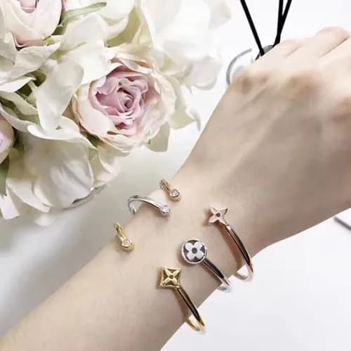 Louis Vuitton Gold Bangle - 루이비통 여성용 팔지18k 도금 골… - 1