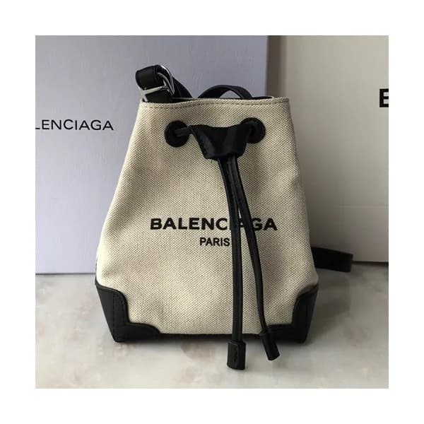 [미니멀한 사이즈의 데일리 버킷백]Balenciaga 2019 Canvas & Leathe… - 1