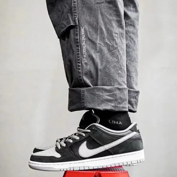 나이키 남/녀 블랙 스니커즈 - Nike SB Dunk Low Unisex Sneakers… - 1