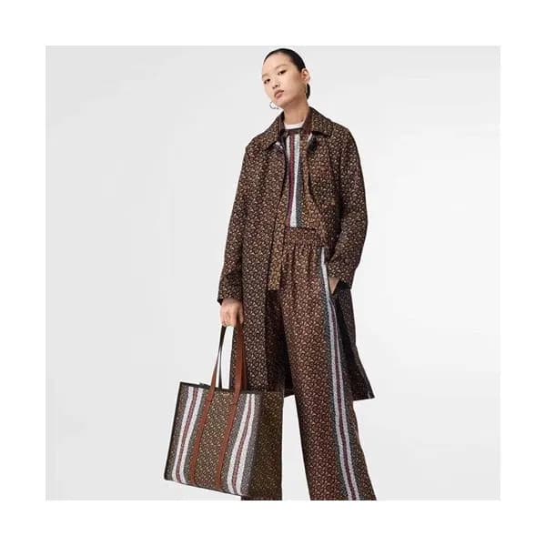 [수납력 굿]Burberry 2019 TB Canvas Tote Shoulder Shopp… - 1