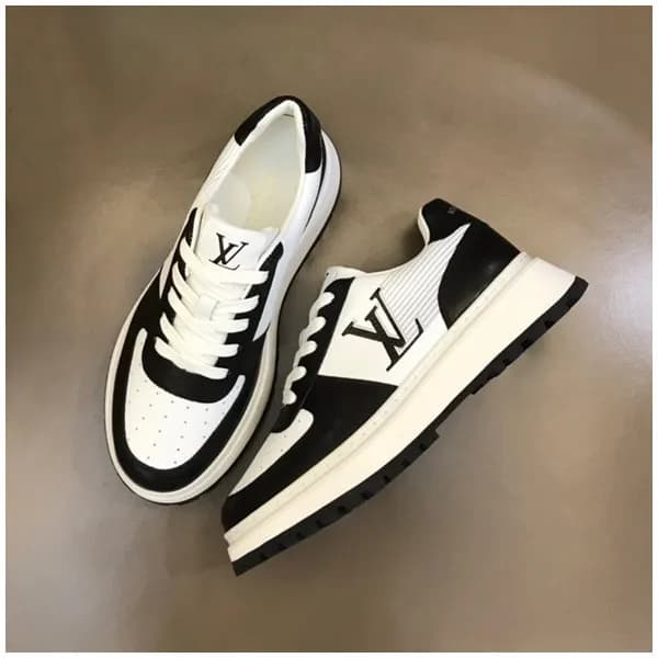 루이비통 남성 블랙 스니커즈 - Louis vuitton Mens Black Sneaker… - 1