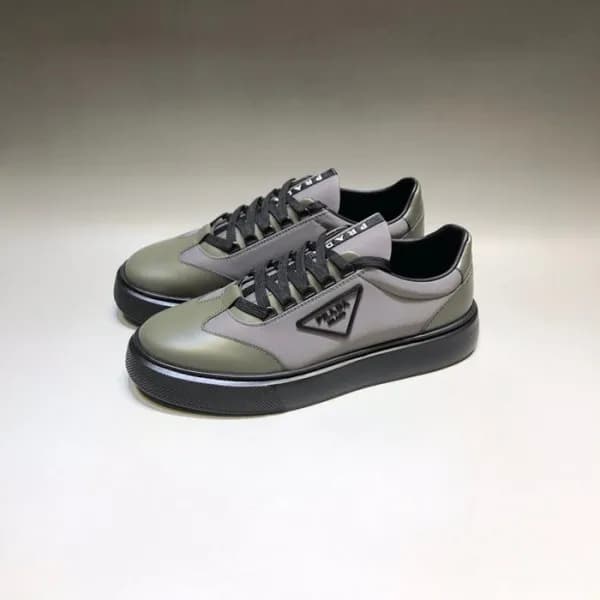 프라다 남성 클래식 그레이 스니커즈 - Mens Gray Sneakers - pra0275… - 1