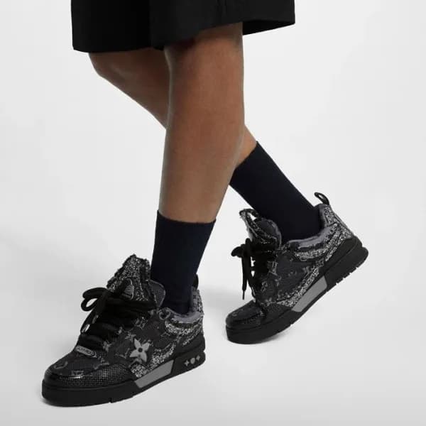 루이비통 남성 블랙 스니커즈 - Louis vuitton Mens Black Sneaker… - 1