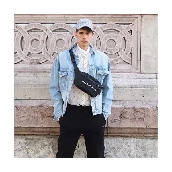 [심플한듯 센스있게 포인트]Balenciaga 2019 Canvas Belt Bag,31C… - 1