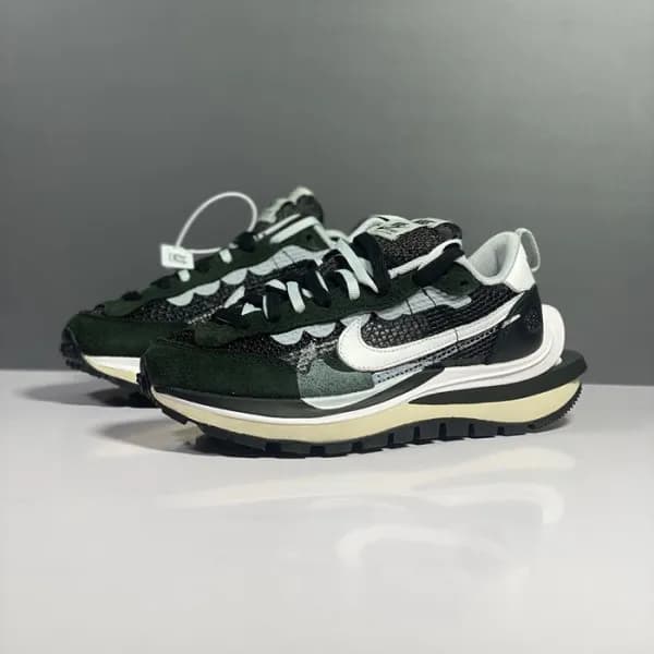 나이키 남/녀 블랙 사카이 와플 - Nike Unisex Black Sacai VaporW… - 1
