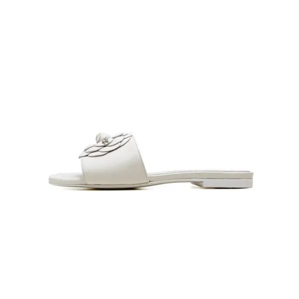 샤넬 여성 까멜리아 화이트 뮬 - Chanel Womens White Slippers - … - 1