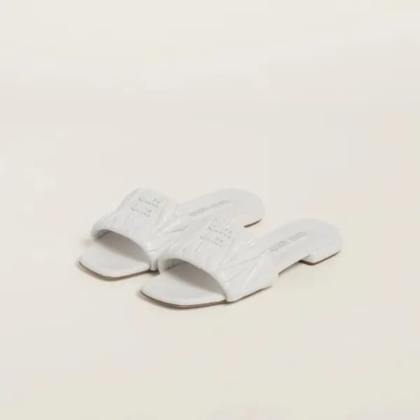 미우미우 여성 화이트 뮬 - Miumiu Womens White Slippers - mis… - 1