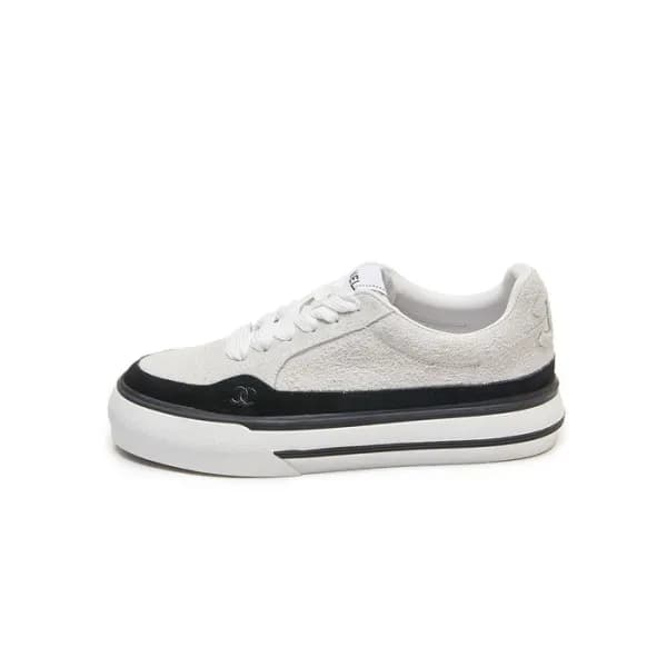 샤넬 여성 카프스킨 화이트 스니커즈 - Chanel Womens White Sneakers… - 1