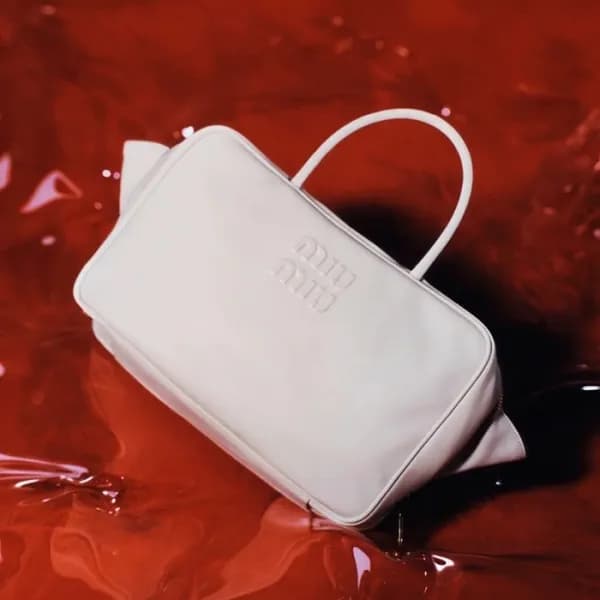 미우미우 여성 화이트 토트백 - Miumiu Womens White Tote Bag - m… - 1