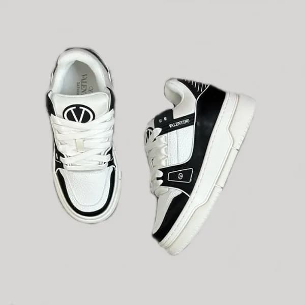 발렌티노 남/녀 블랙 스니커즈 - Valentino Unisex Black Sneakers… - 1