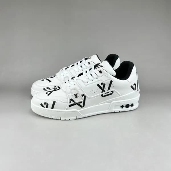 루이비통 남성 블랙 스니커즈 - Louis vuitton Mens Black Sneaker… - 1