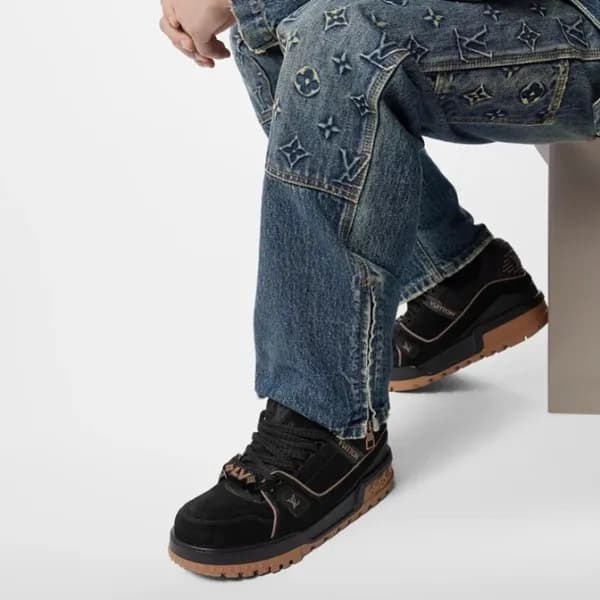루이비통 남성 블랙 스니커즈 - Louis vuitton Mens Black Sneaker… - 1