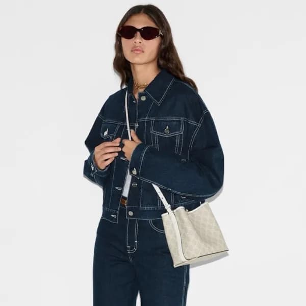 구찌 여성 GG 엠블럼 스몰 버킷백 - Gucci Womens GG Emblem Small… - 1