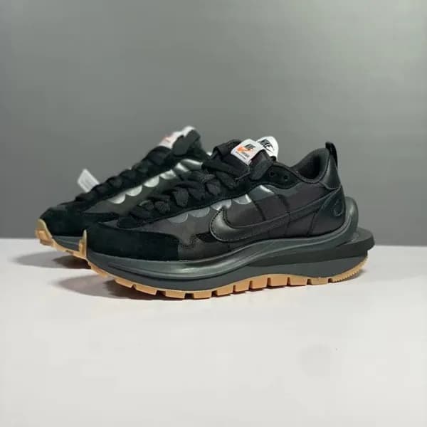나이키 남/녀 블랙 사카이 와플 - Nike Unisex Black Sacai VaporW… - 1