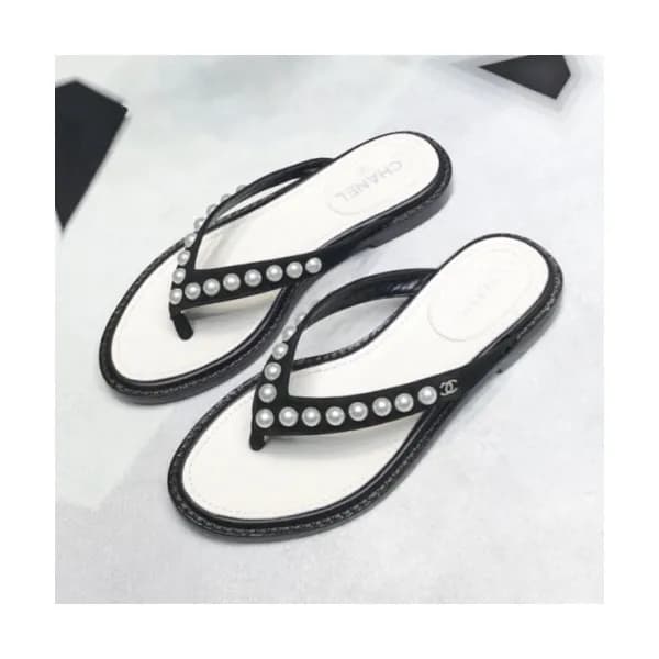 Chanel 2019 Women's CC Logo Embellished Pearl … - 1