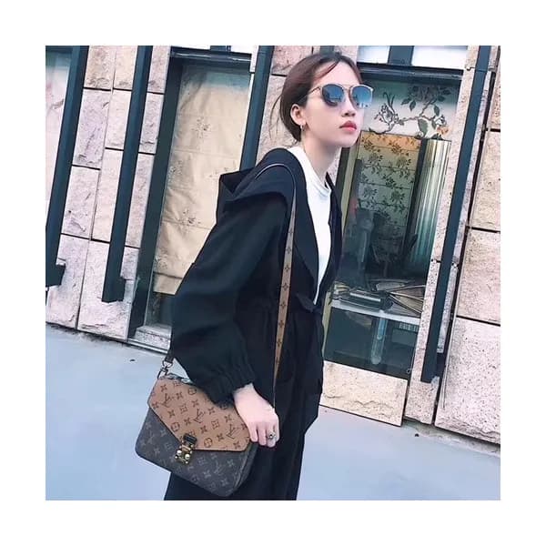 Louis Vuitton Pochette Metis MonogramTote Shoulder…