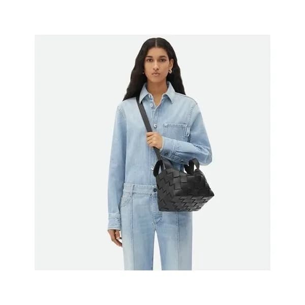 보테가베네타 여성 블랙 크로스백 - Bottega Veneta Womens Black Cr… - 1