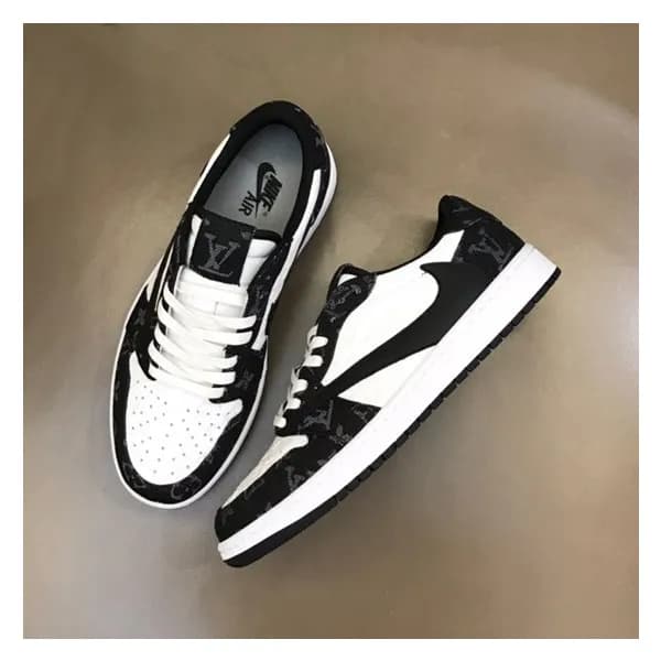 루이비통 남성 블랙 스니커즈 - Louis vuitton Mens Black Sneaker… - 1