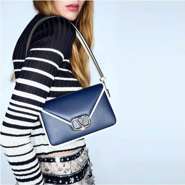 발렌티노 여성 브이로고 시그니처 숄더백 - Valentino Womens Vlogo Sig… - 1