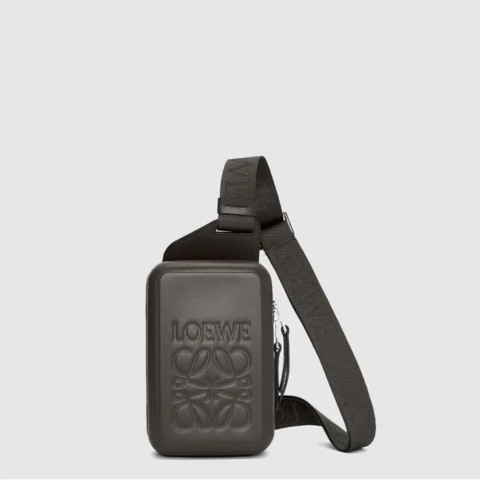 로에베 남성 몰드 슬링 백 - Loewe Mens Molded Slingbag - lob8… - 1