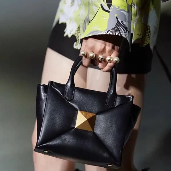 발렌티노 여성 블랙 토트백 - Valentino Womens Black Tote Bag -… - 1