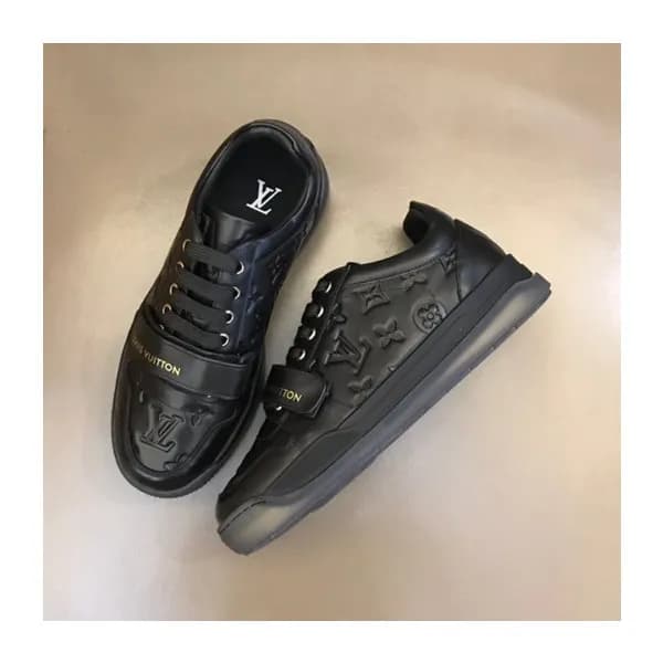 루이비통 남성 블랙 스니커즈 - Louis vuitton Mens Black Sneaker… - 1