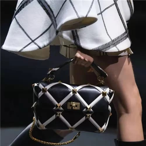 [매장판]Valentino 2021 Large Garavani Roman Stud Shlo… - 1