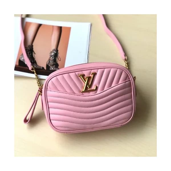 [귀여움 가득~]Louis Vuitton 2019 Leather New Wave Camer… - 1