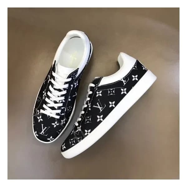 루이비통 남성 블랙 스니커즈 - Louis vuitton Mens Black Sneaker… - 1