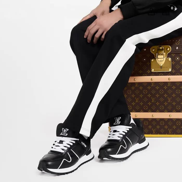 루이비통 남성 런 어웨이 스니커즈 - Louis vuitton Mens Run Away S… - 1