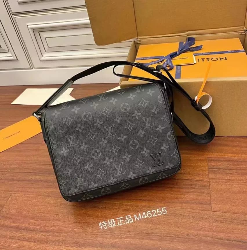 Louis Vuitton 2023 Messenger Shoulder Bag,32cm - 루… - 1