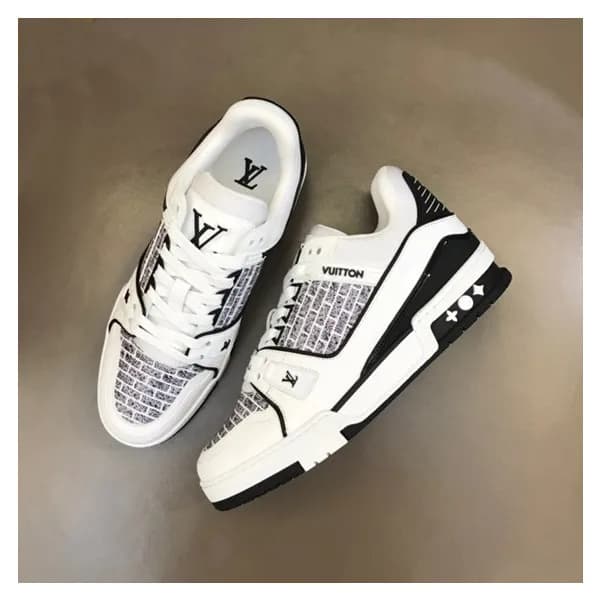 루이비통 남성 블랙 스니커즈 - Louis vuitton Mens Black Sneaker… - 1